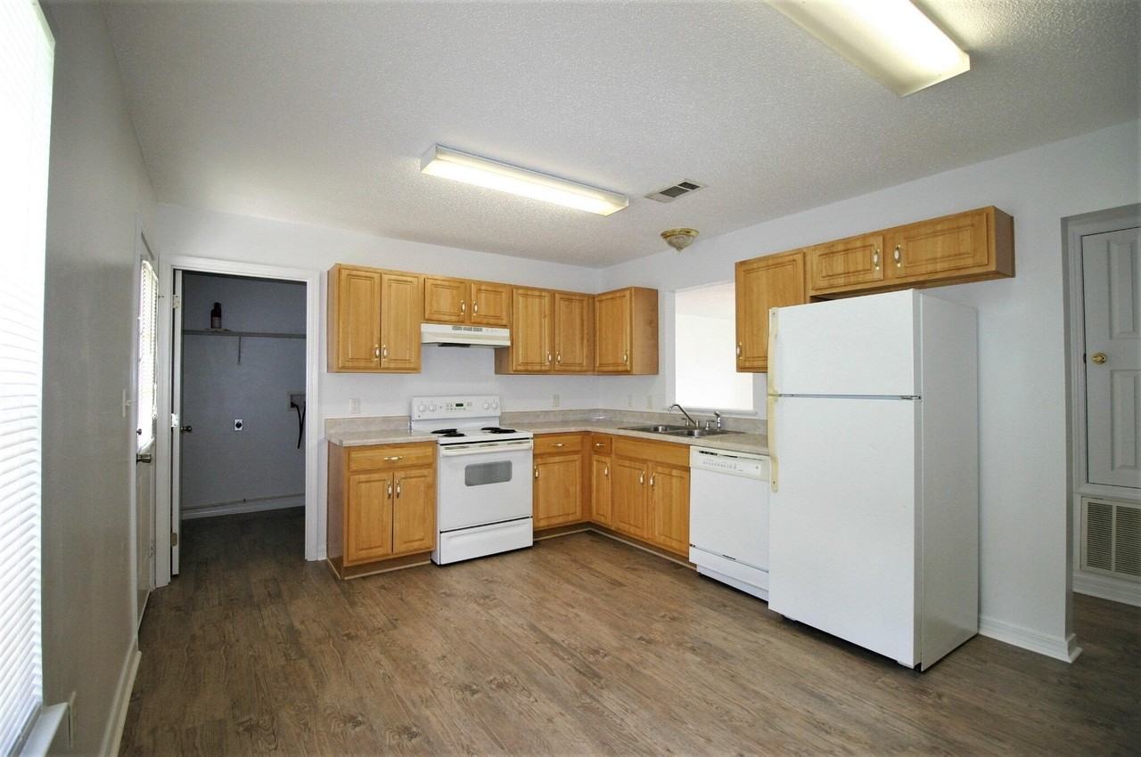 552 Brock Ave - Photo 5 of 13