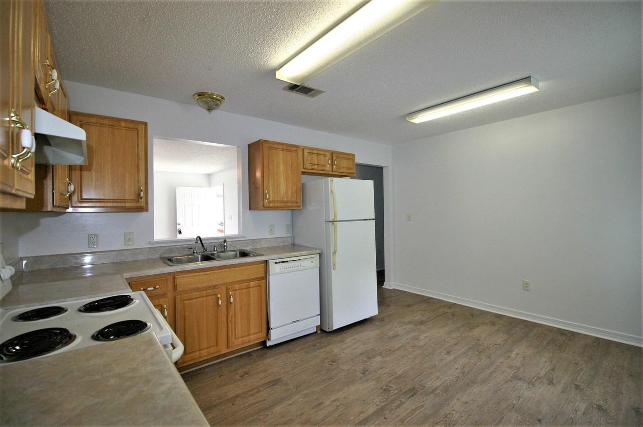 552 Brock Ave - Photo 6 of 13