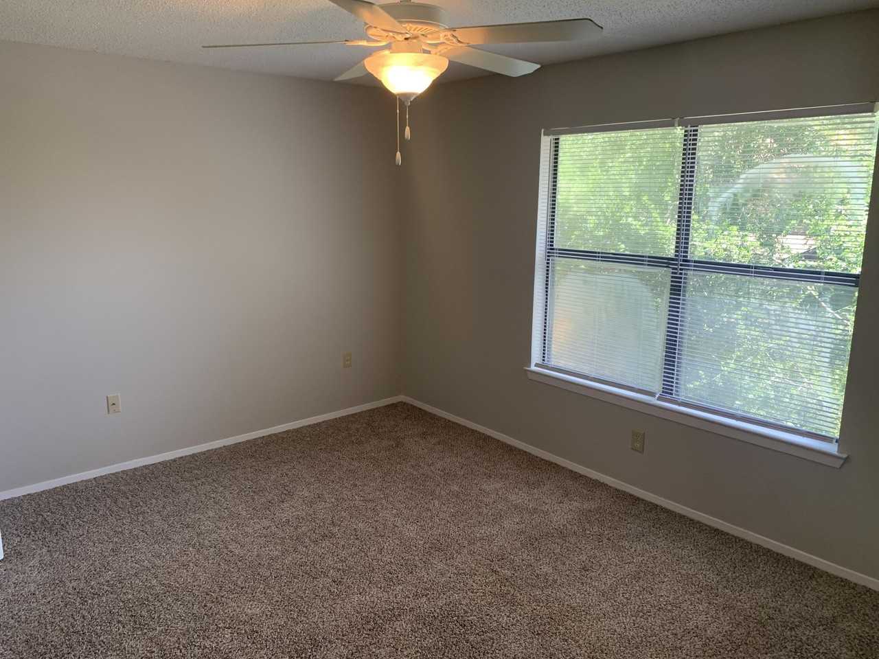 11 11 NW Poulton Drive unit: B #B - Photo 6 of 9