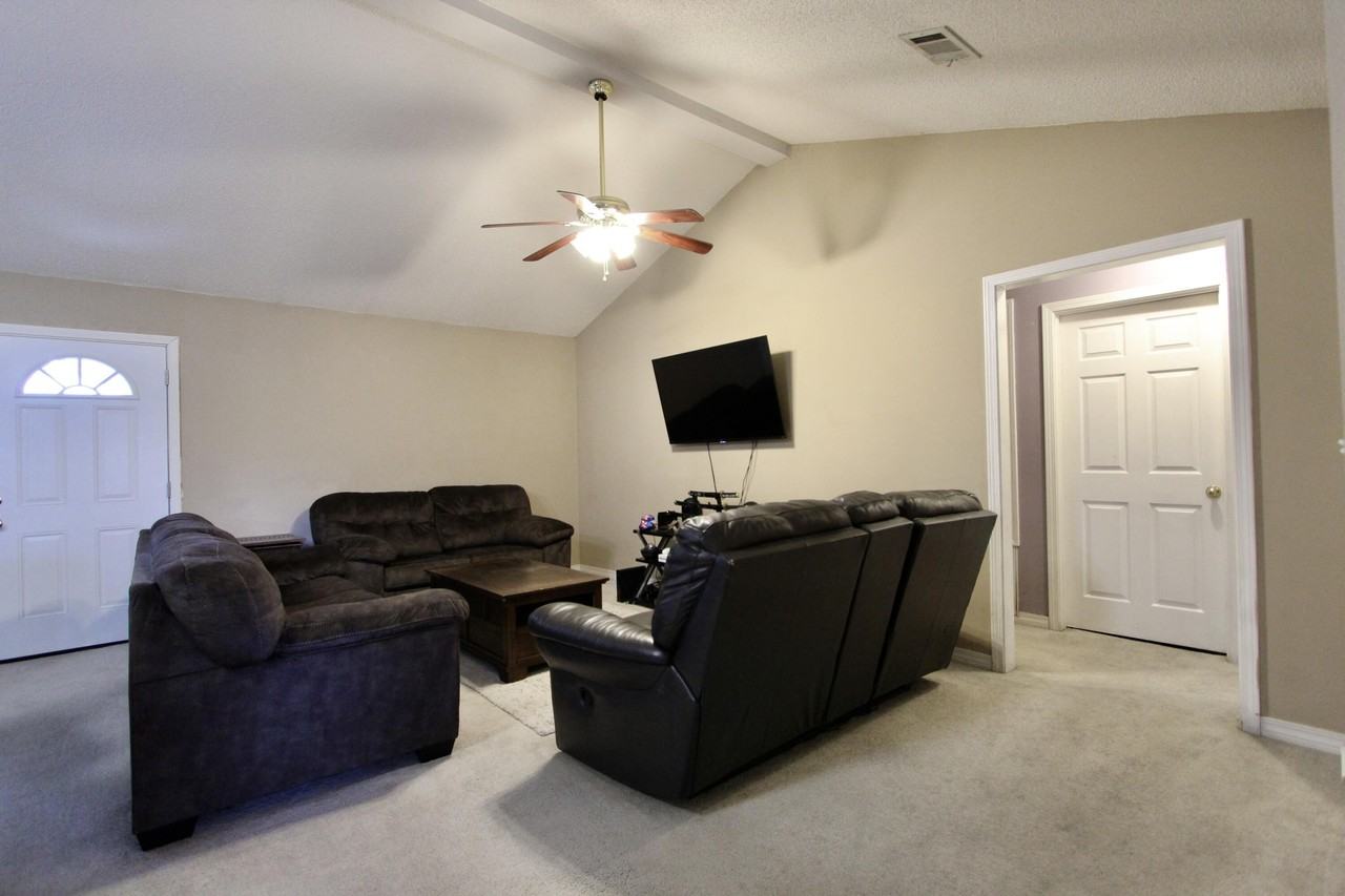 220 Tiffot Ct - Photo 4 of 22