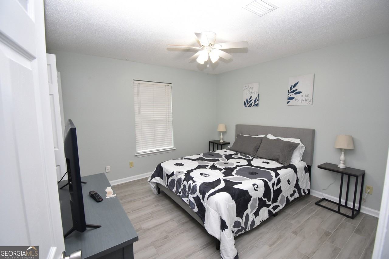 208 Gunter Street - Photo 4 of 19