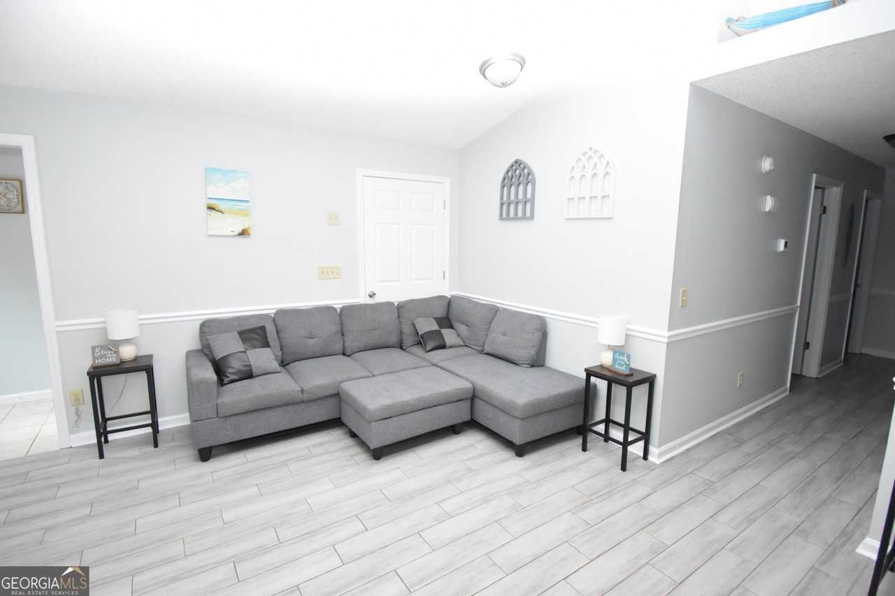 208 Gunter Street - Photo 6 of 19