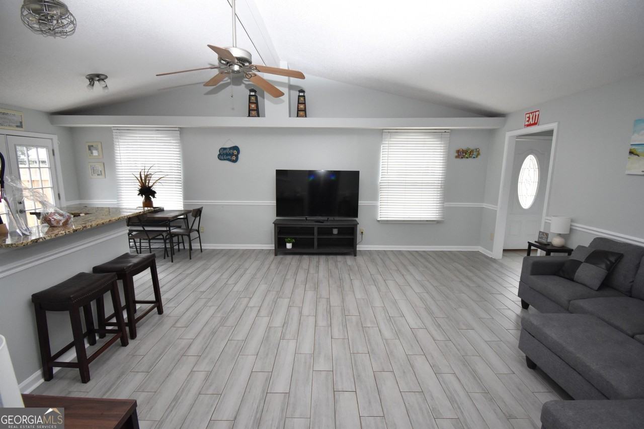 208 Gunter Street - Photo 7 of 19