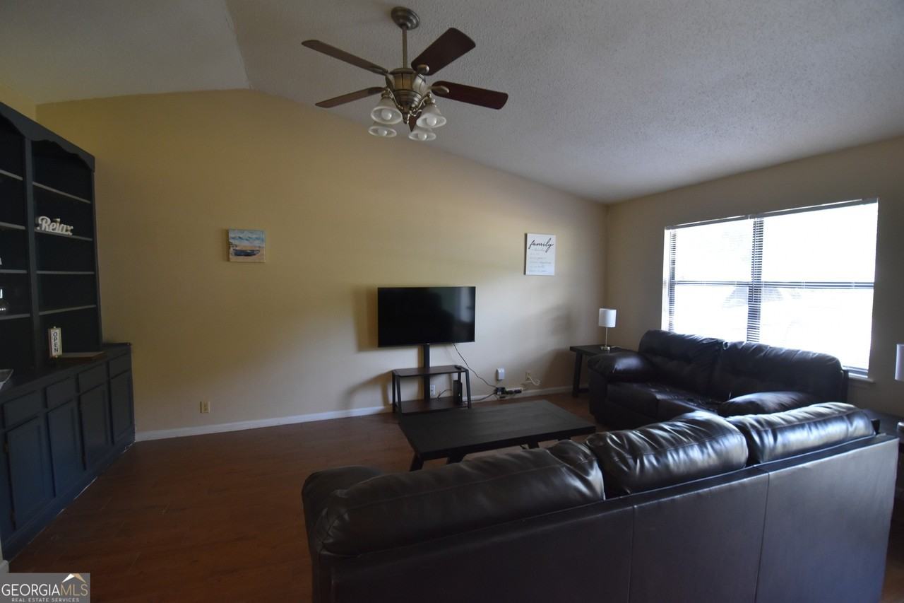 413 Sunnyside Drive - Photo 5 of 18