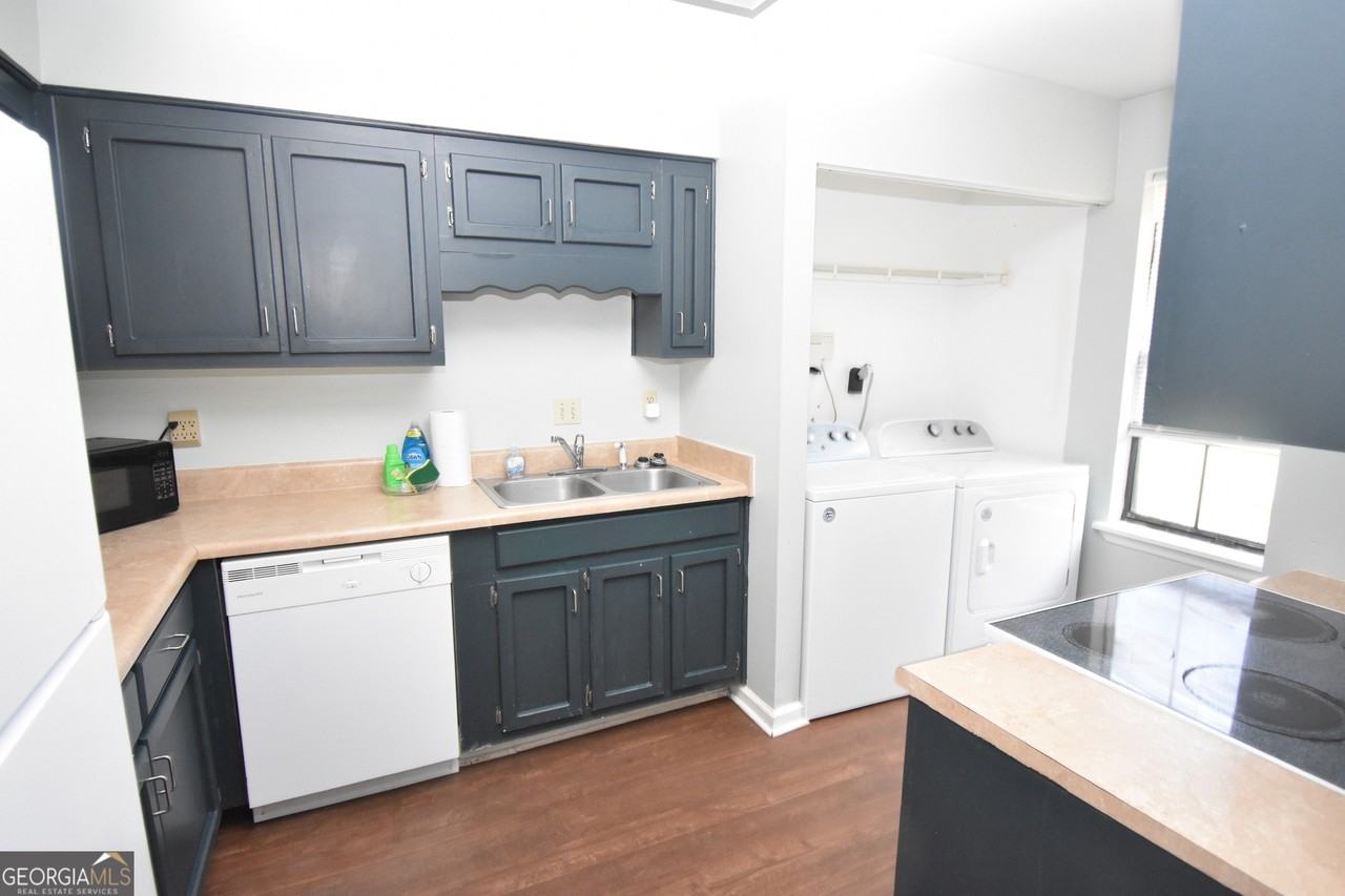 304 Admiral's Walk Drive - Photo 3 of 7