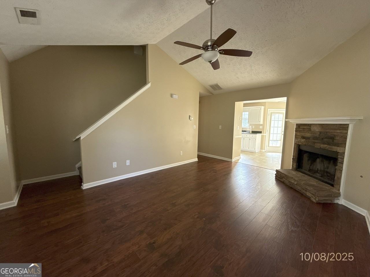 124 Waters Edge Dr - Photo 3 of 13