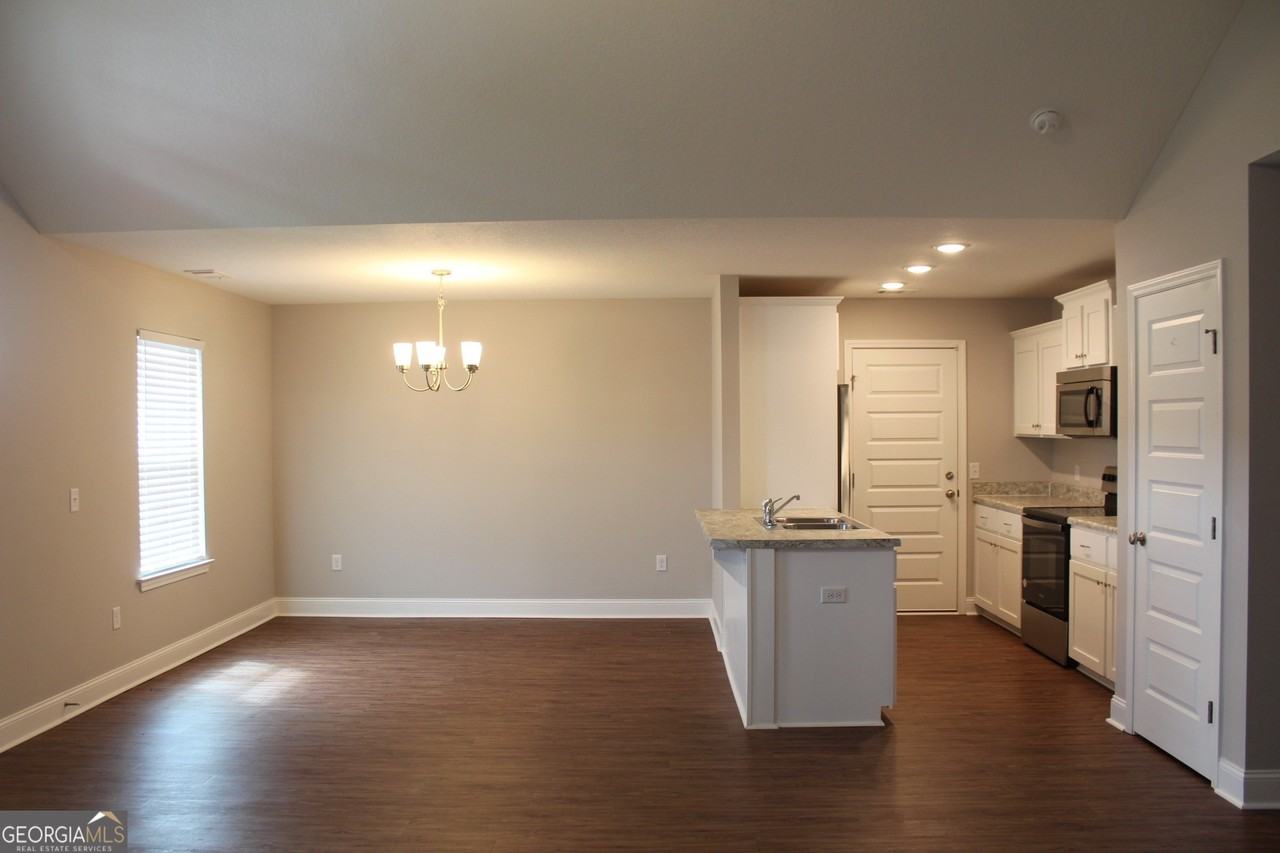 7040 White Pine Ave - Photo 3 of 15