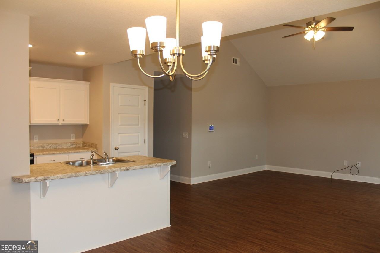 7040 White Pine Ave - Photo 5 of 15