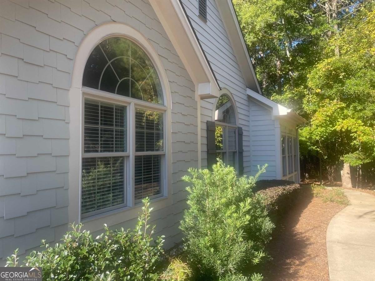 142 Edgewood Court - Photo 3 of 9