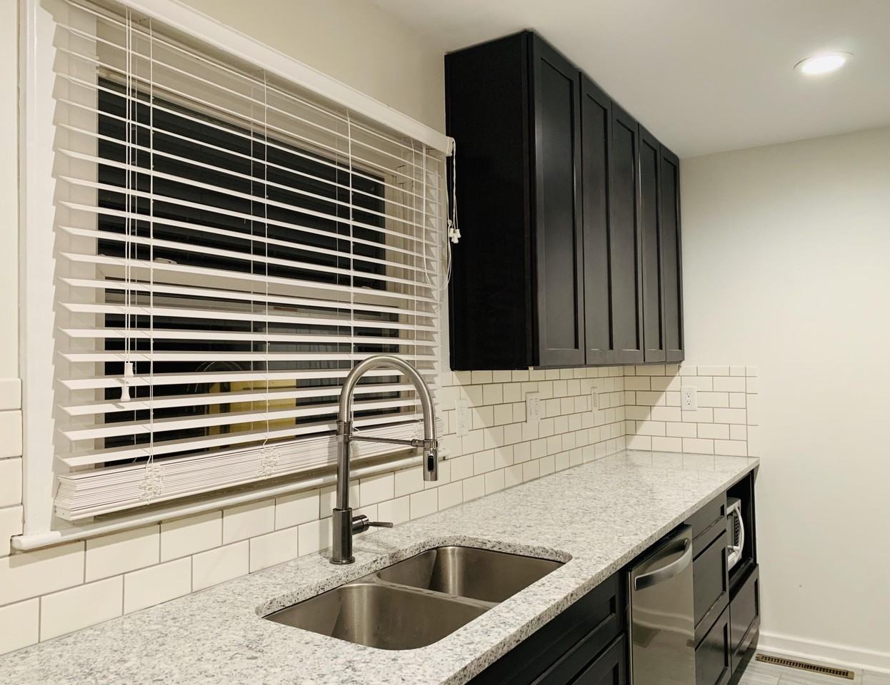 480 S May St - Photo 4 of 12