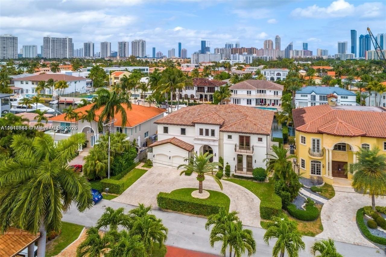 16433 Ne 31st Ave - Photo 2 of 8