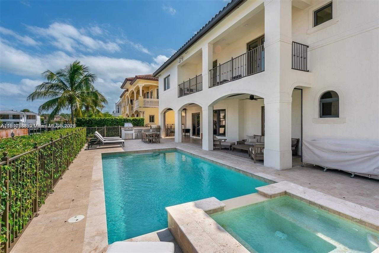 16433 Ne 31st Ave - Photo 4 of 8