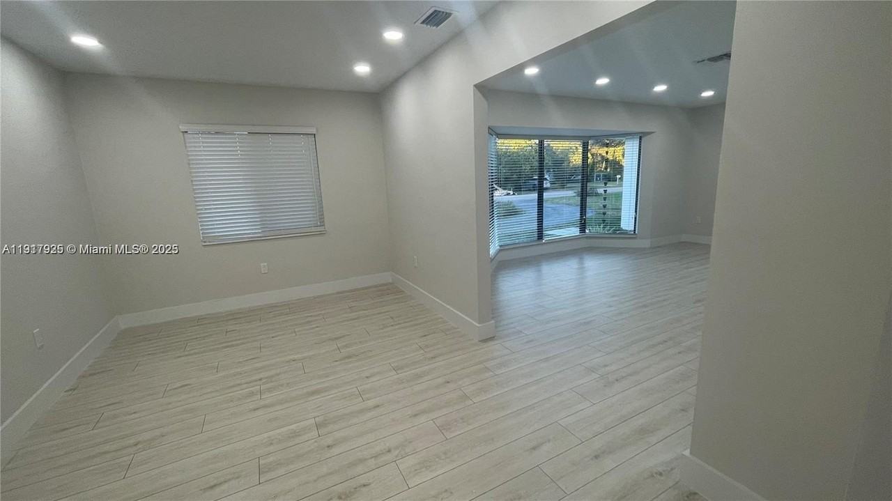 8320 Sw 142nd St #8320 - Photo 5 of 16