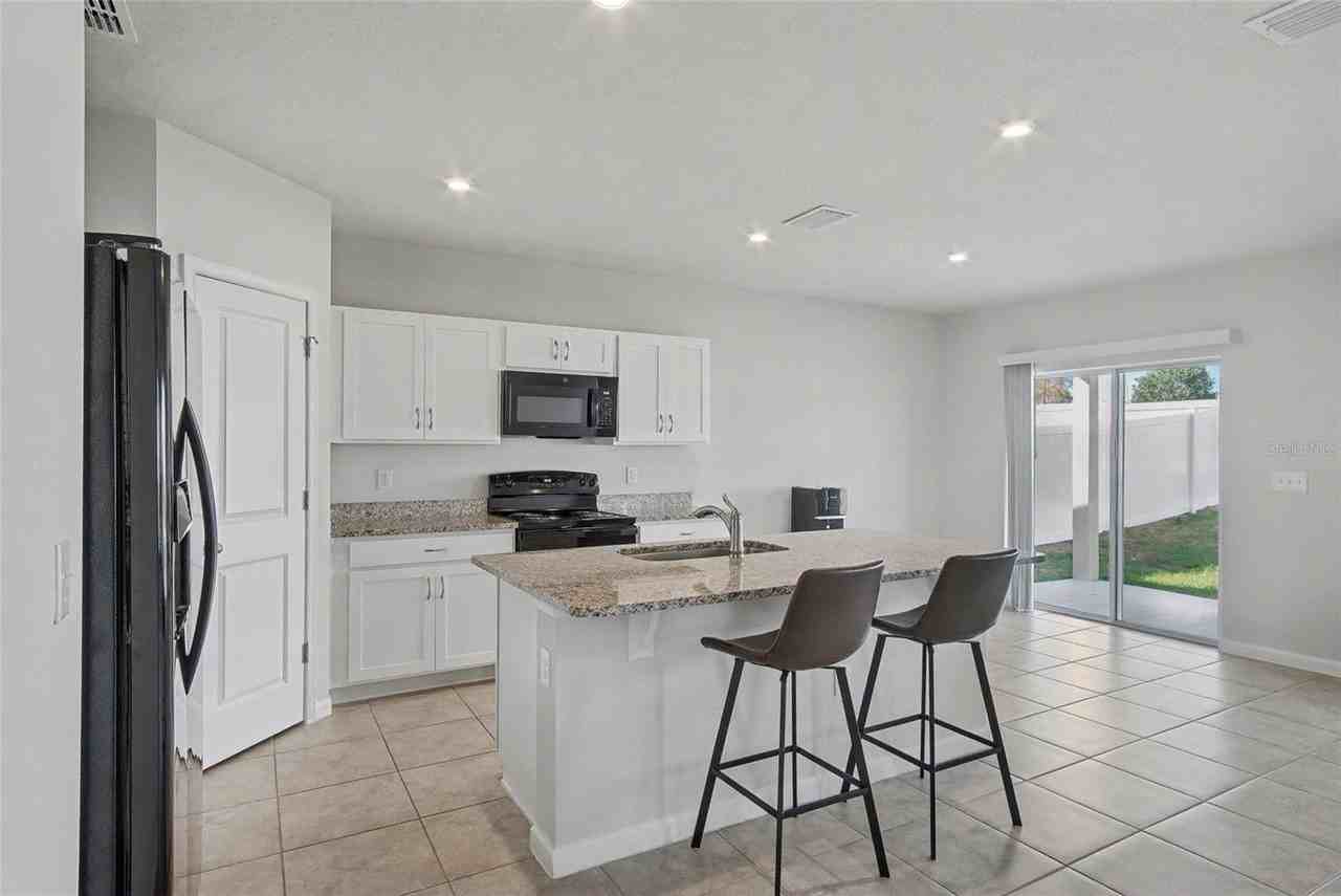 1371 Madison Cir - Photo 7 of 28