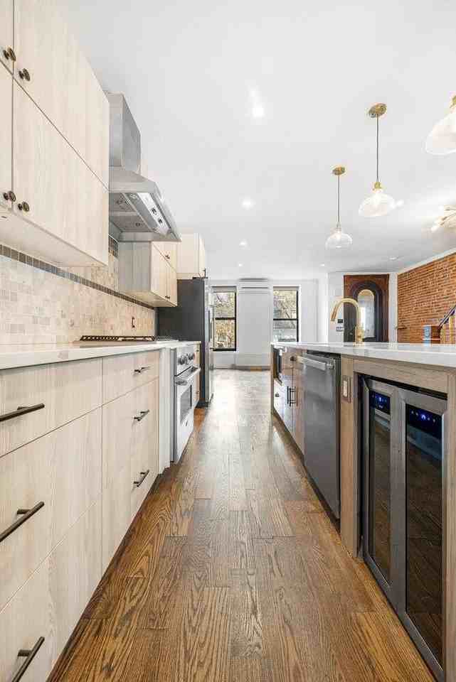 308 Clifton Pl - Photo 4 of 34