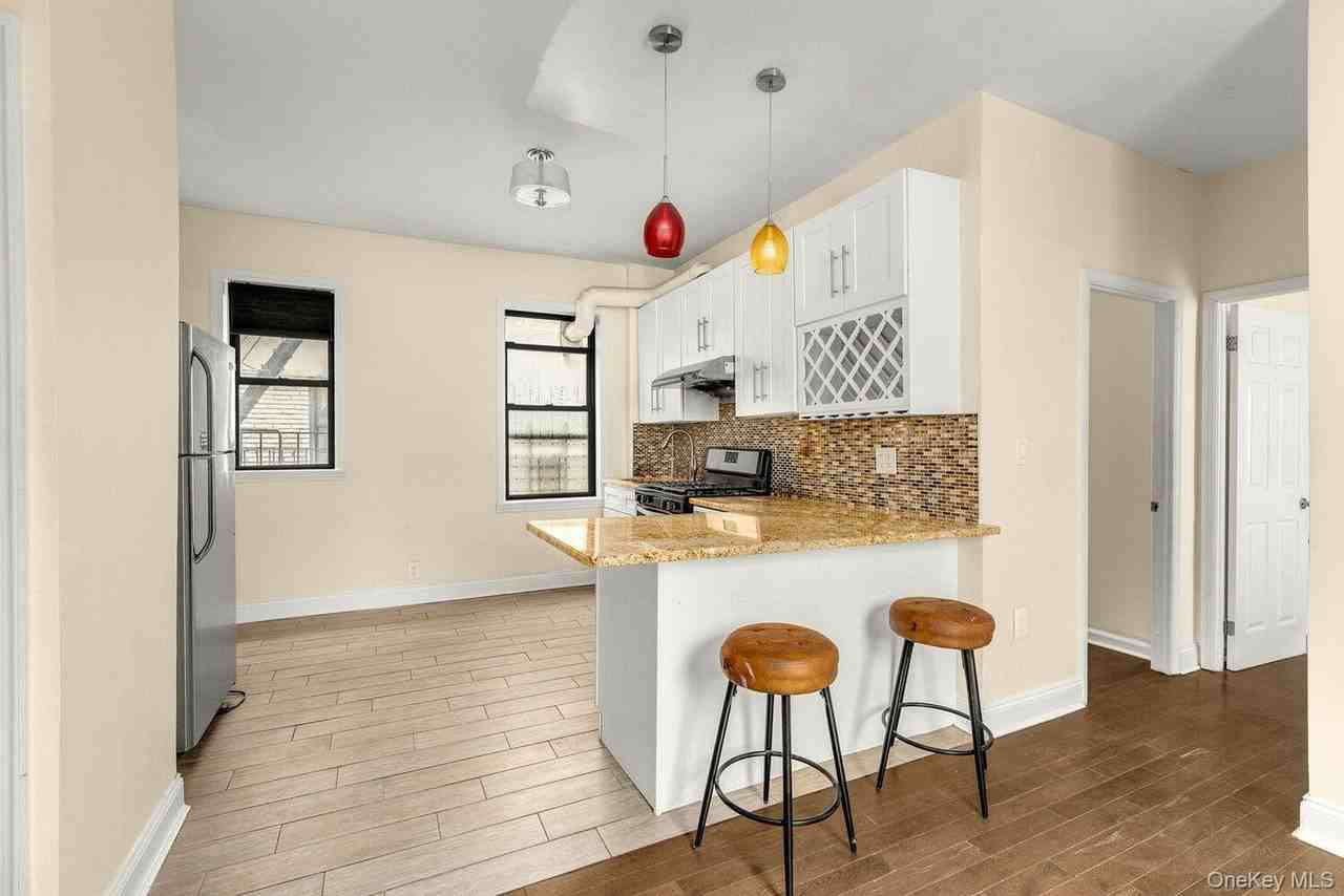 2116 35th St Apt 3g #3G - Photo 3 of 10