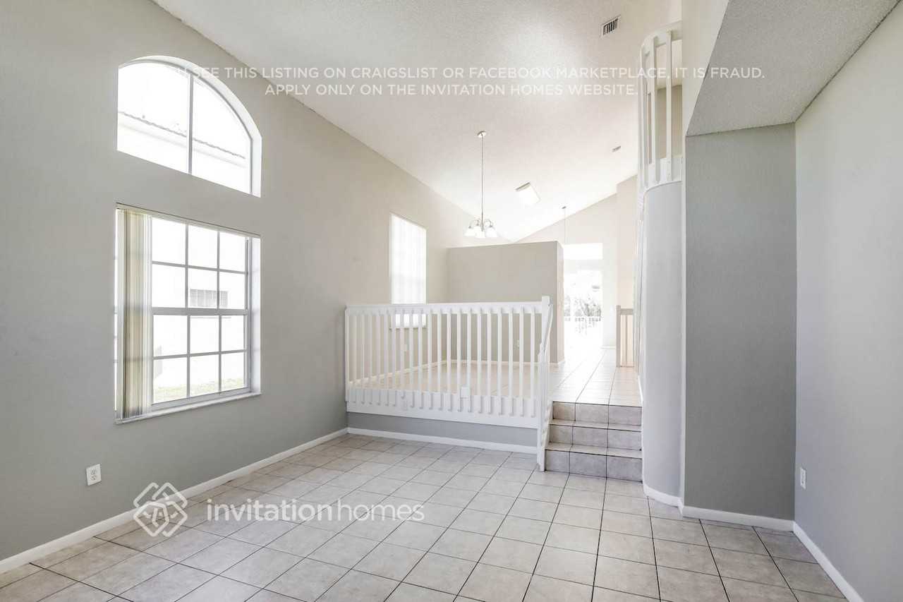 15860 Northwest 14th Road - Photo 4 of 18