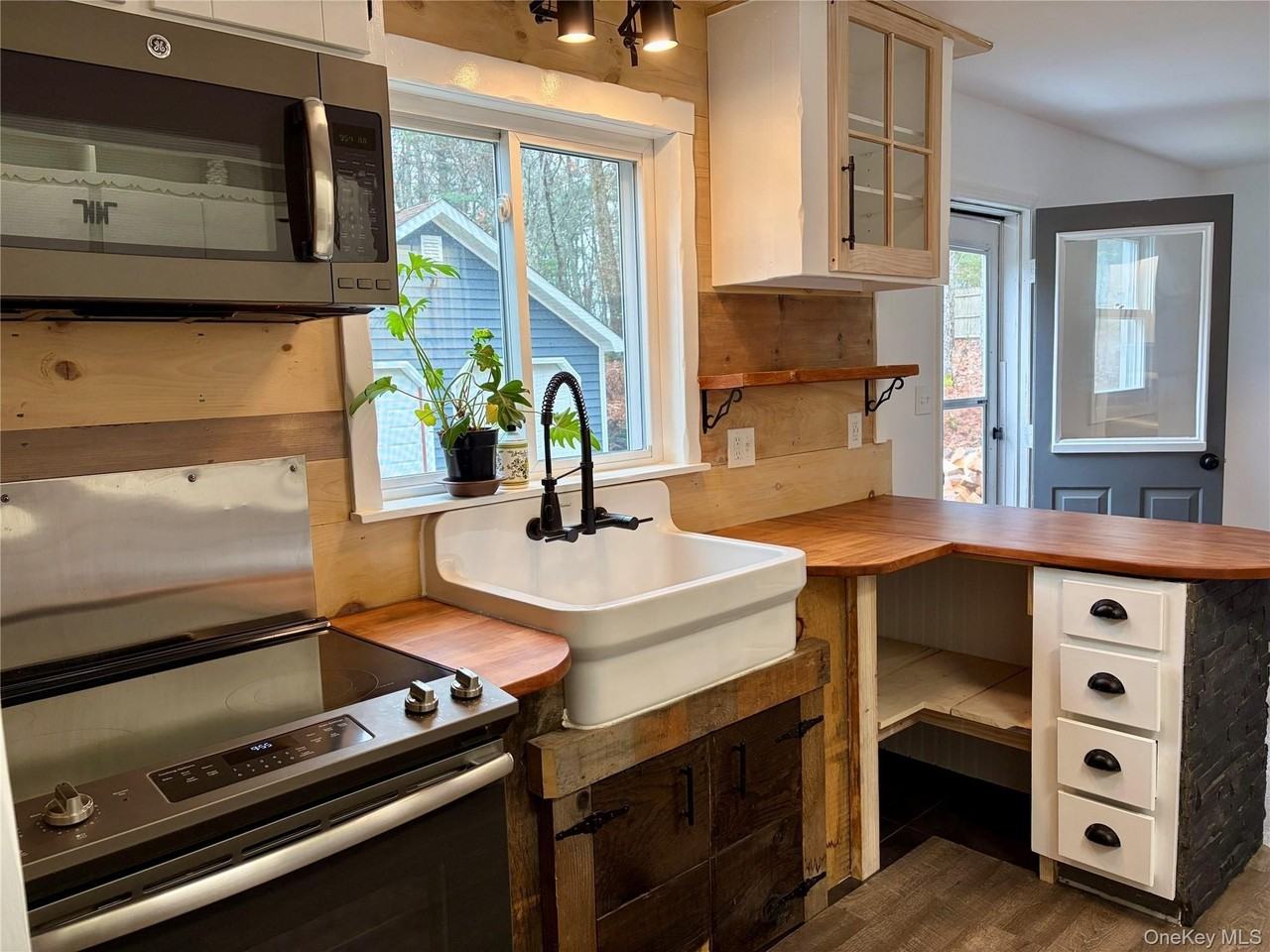 44 Gregory Rd - Photo 4 of 20