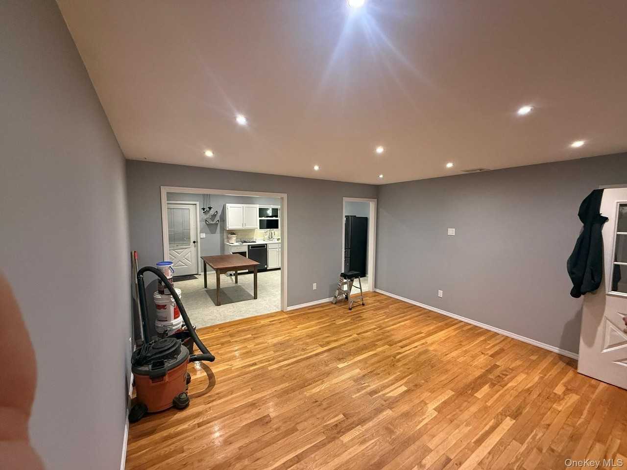 133 Moriches Ave - Photo 4 of 14