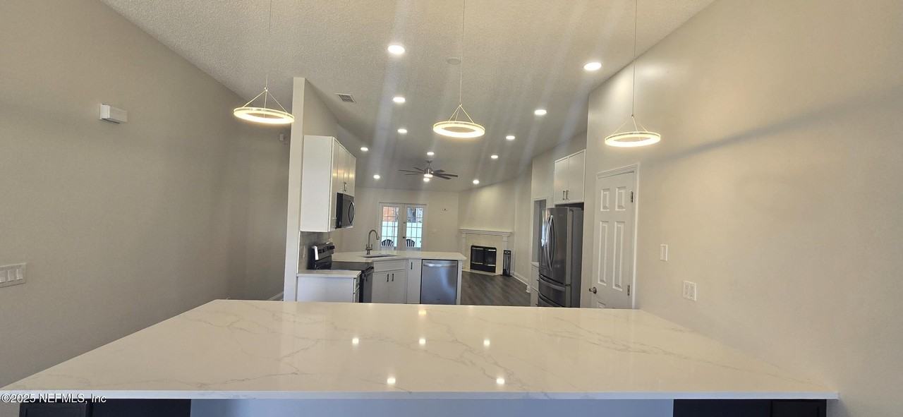 11579 Alexis Forest Dr E - Photo 4 of 30