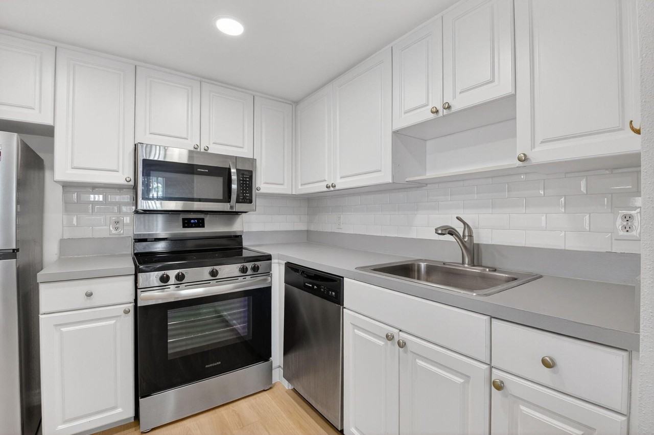 51 Flanders B - Photo 7 of 36