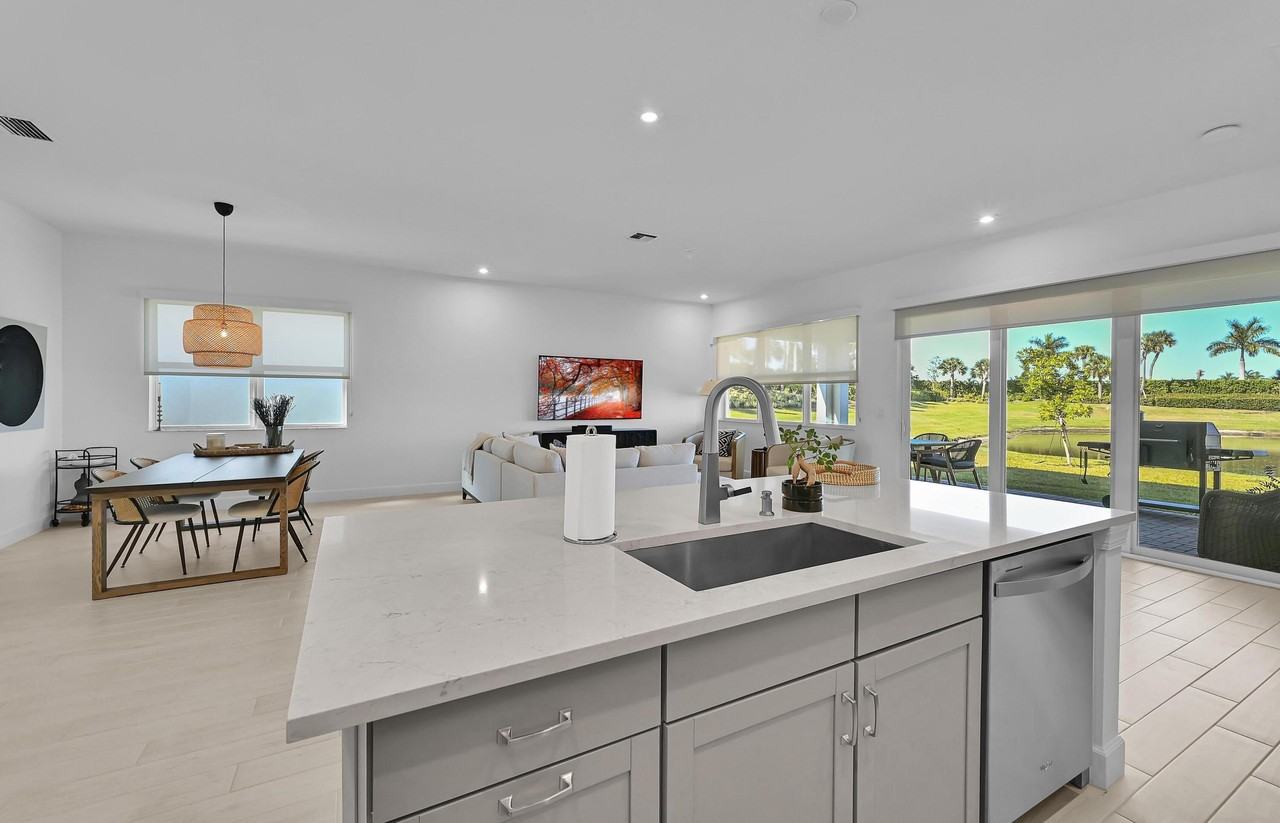 14185 Sw Daphne St - Photo 7 of 46