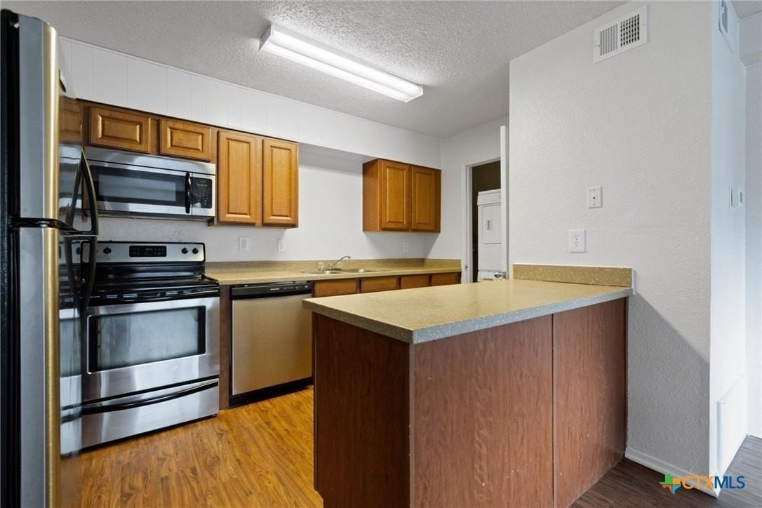 205 Craddock Ave #D7 - Photo 4 of 25