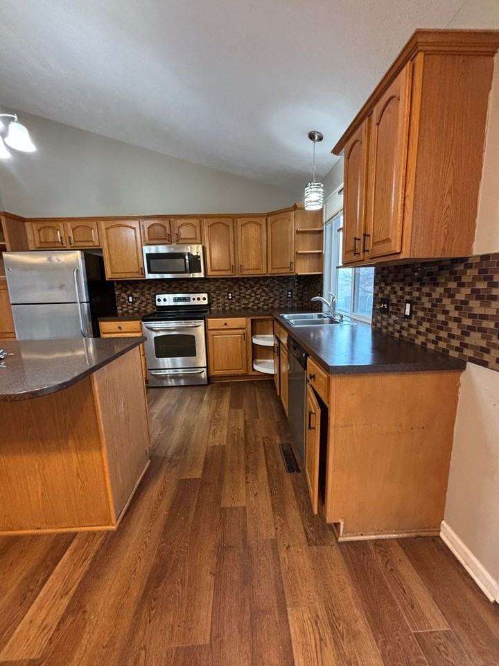 6206 N 149th St - Photo 3 of 16