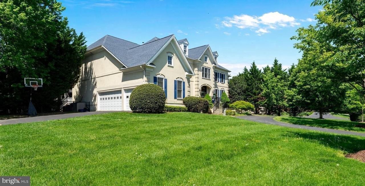 1445 Mayhurst Boulevard - Photo 2 of 31