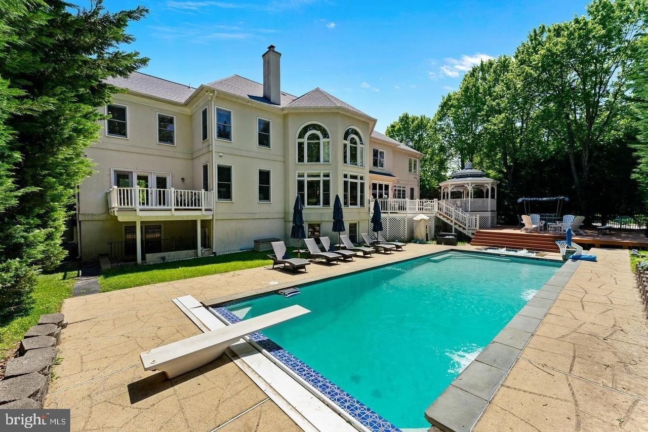 1445 Mayhurst Boulevard - Photo 3 of 31