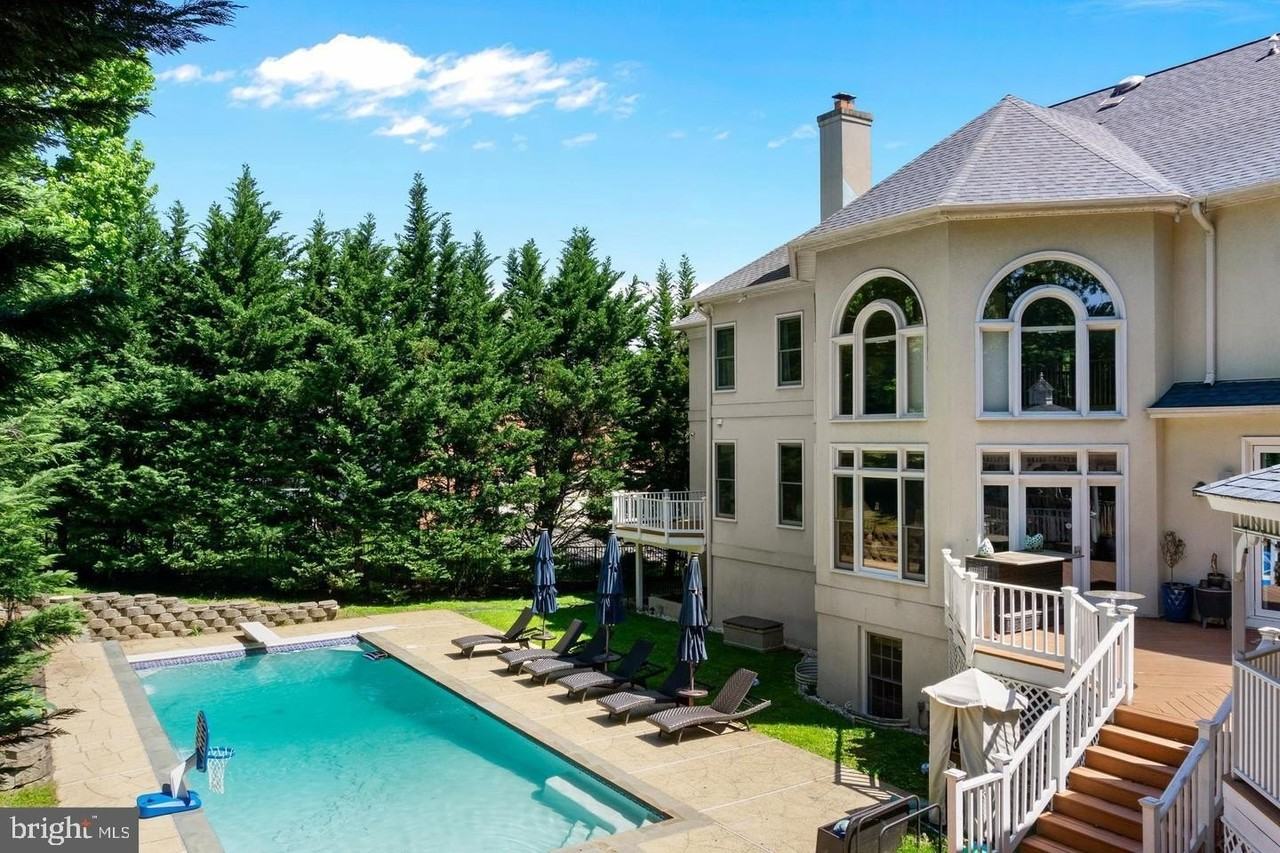 1445 Mayhurst Boulevard - Photo 4 of 31