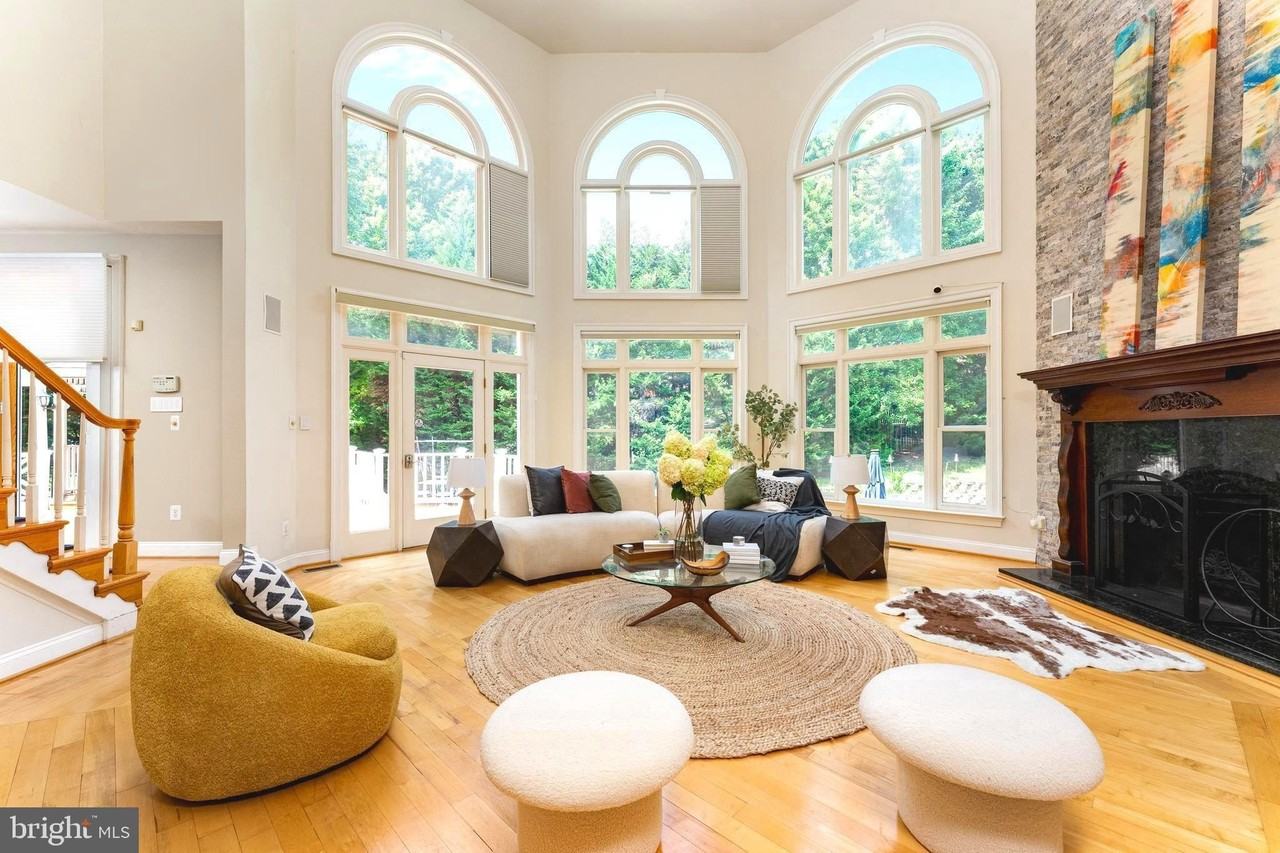 1445 Mayhurst Boulevard - Photo 5 of 31