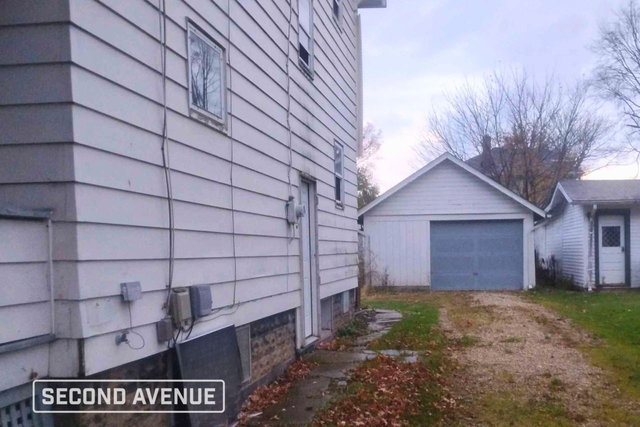 408 S Canal St - Photo 3 of 6