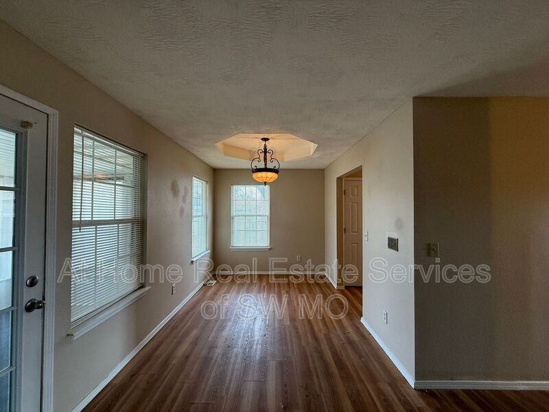 421 S Devonshire St - Photo 3 of 13