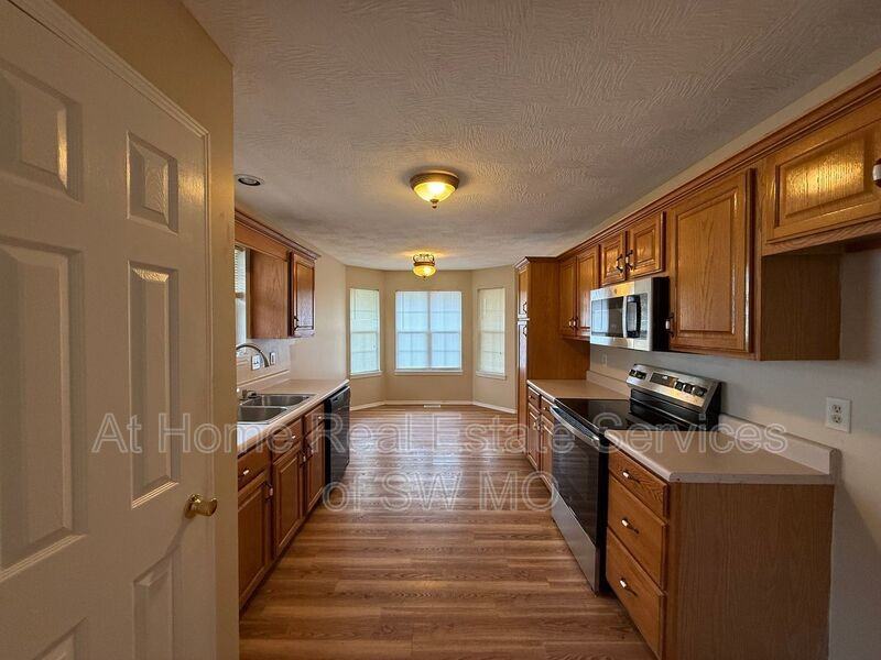 421 S Devonshire St - Photo 4 of 13