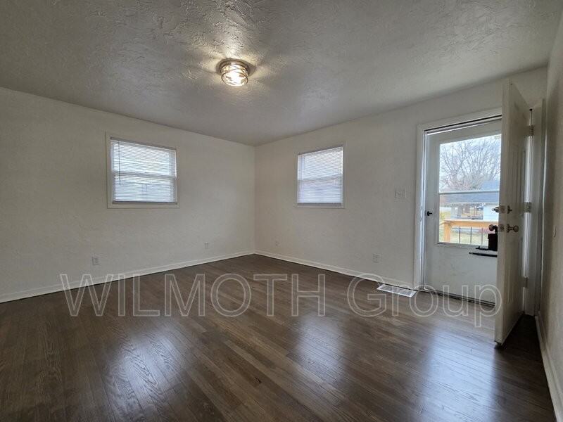 702 West 23rd Street - Photo 3 of 13