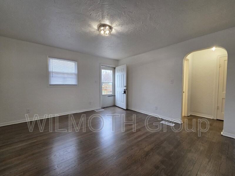 702 West 23rd Street - Photo 4 of 13