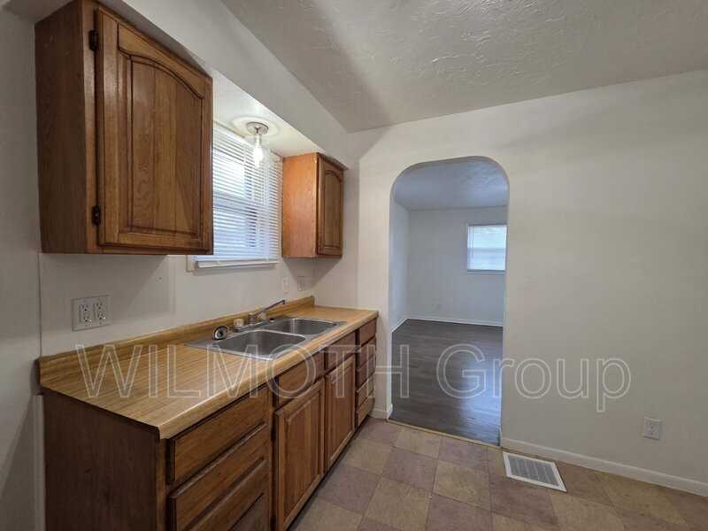 702 West 23rd Street - Photo 7 of 13