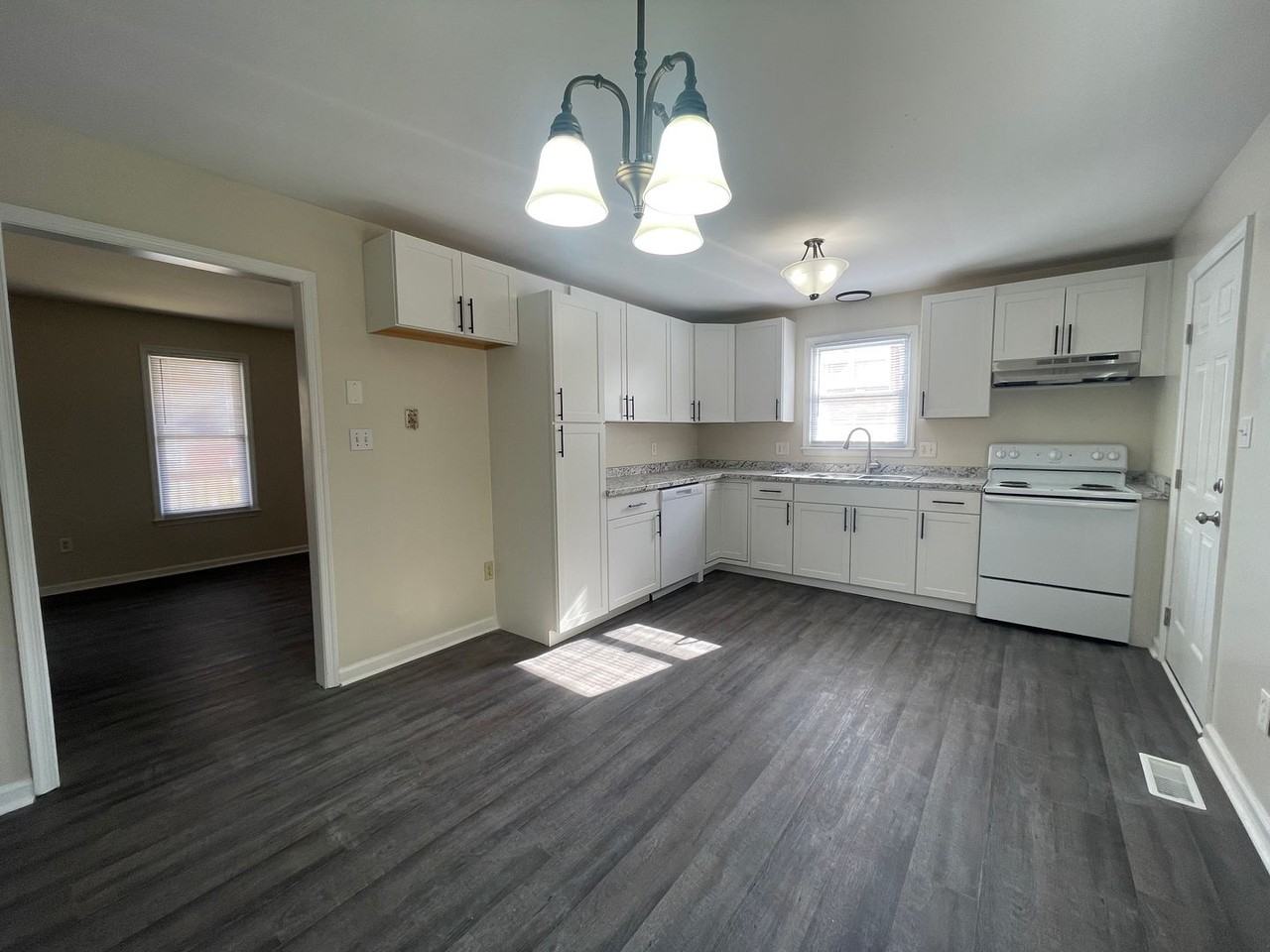 1014 Colonial Ave - Photo 7 of 28