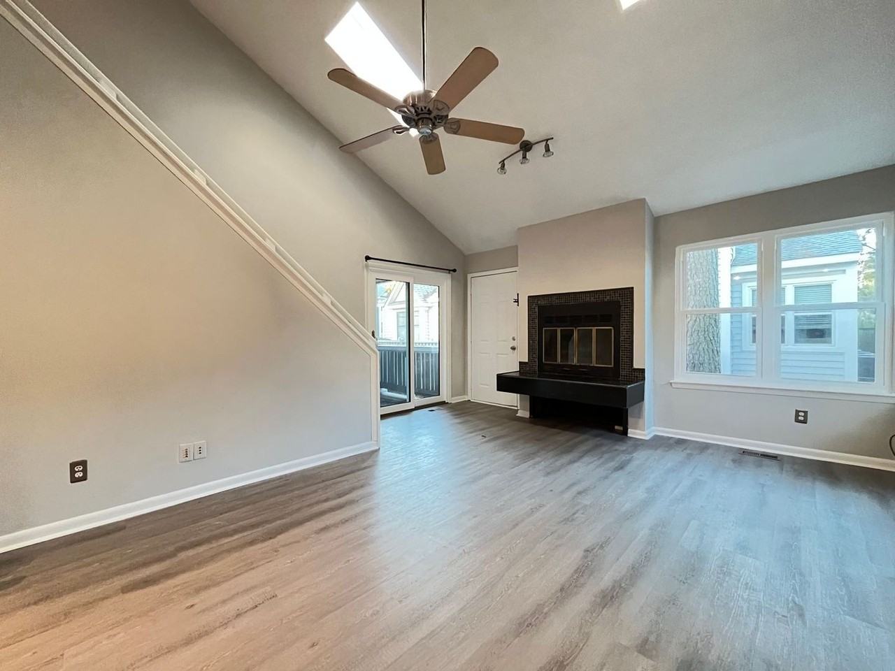 2425 Loran Ct - Photo 5 of 10