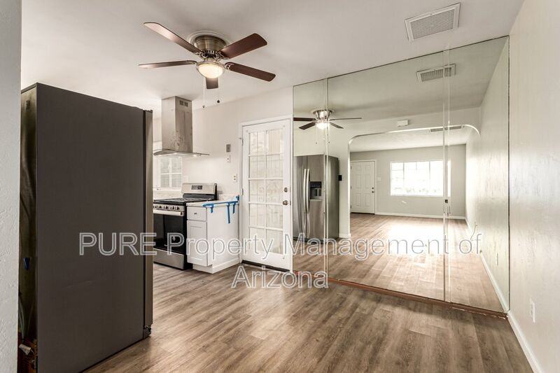 2538 E Coolidge St - Photo 5 of 19