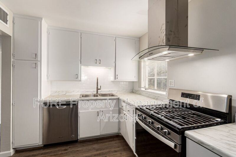2538 E Coolidge St - Photo 6 of 19