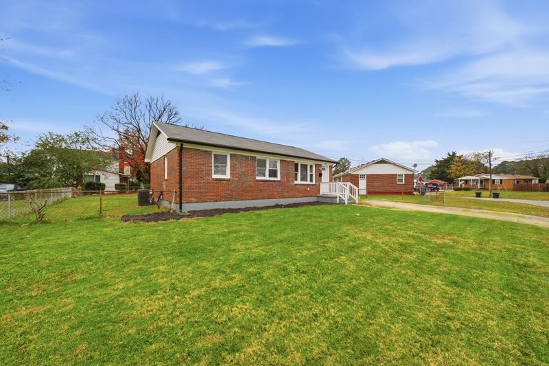 913 Dandridge Dr - Photo 3 of 26