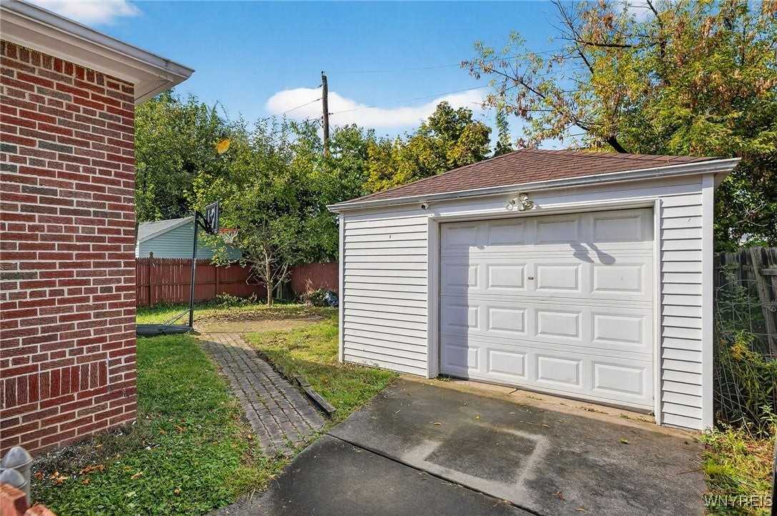 116 Springville Avenue - Photo 7 of 44