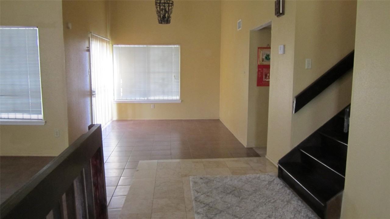 12122 Kemerton Dr - Photo 3 of 17