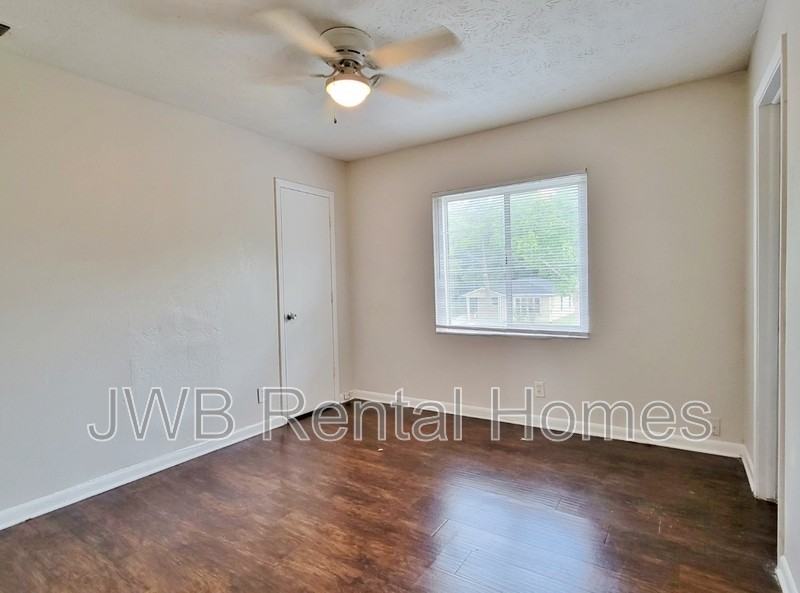 1832 Broadway Ave - Photo 4 of 6