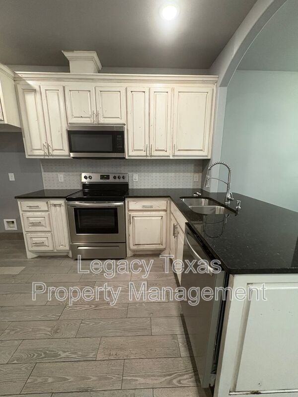 216 Cleveland St #B - Photo 4 of 28