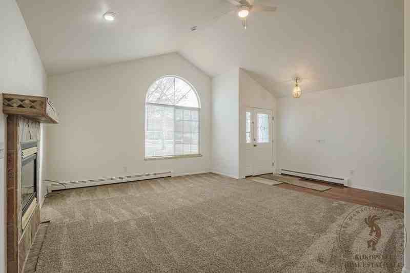 537 Shanne St - Photo 4 of 11