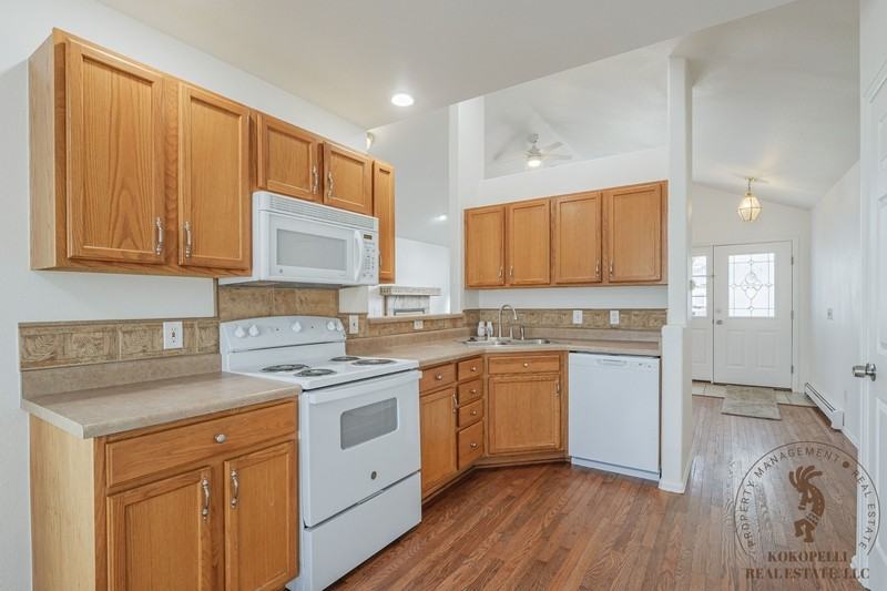 537 Shanne St - Photo 6 of 11