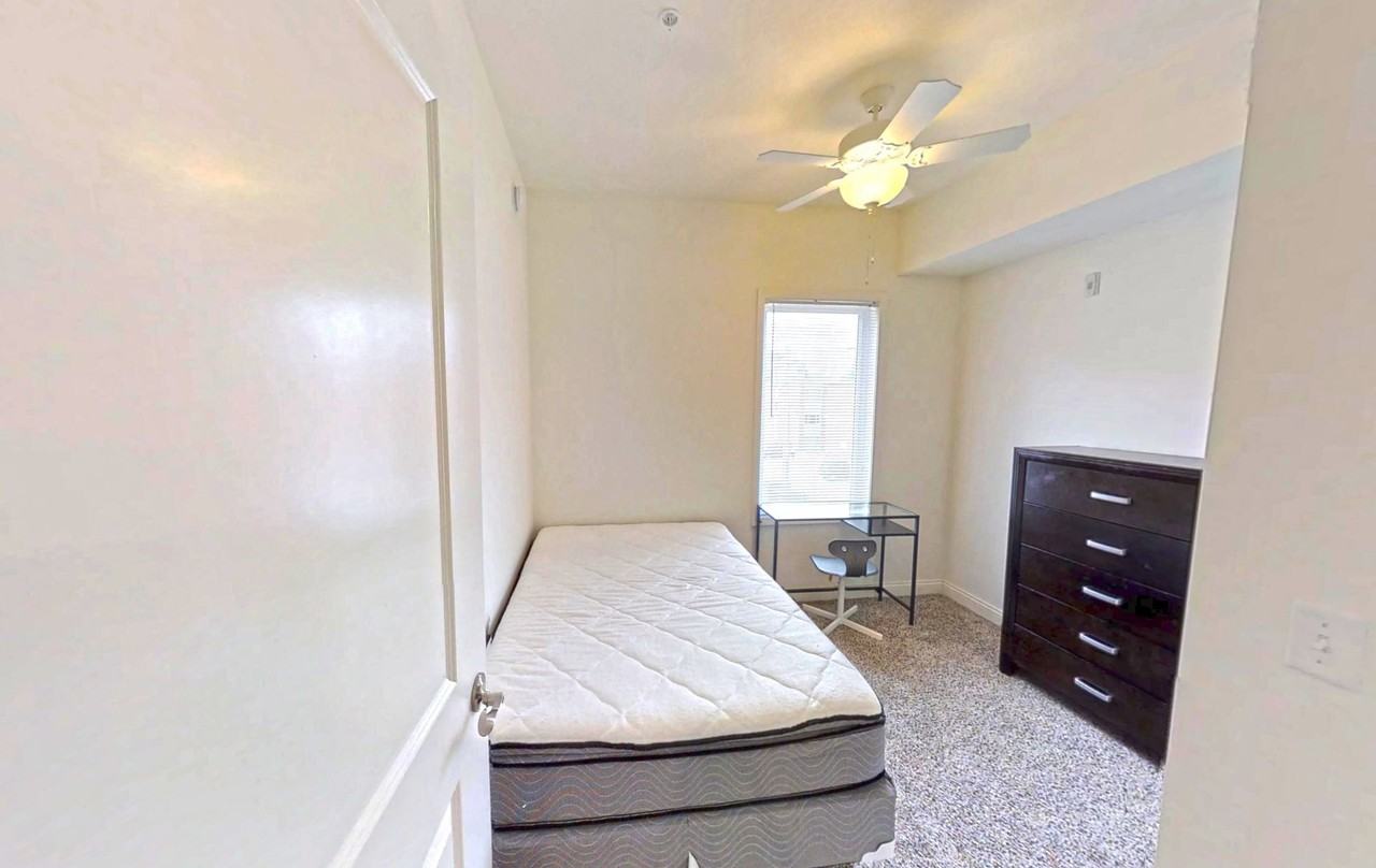 314 E White St - Photo 2 of 12